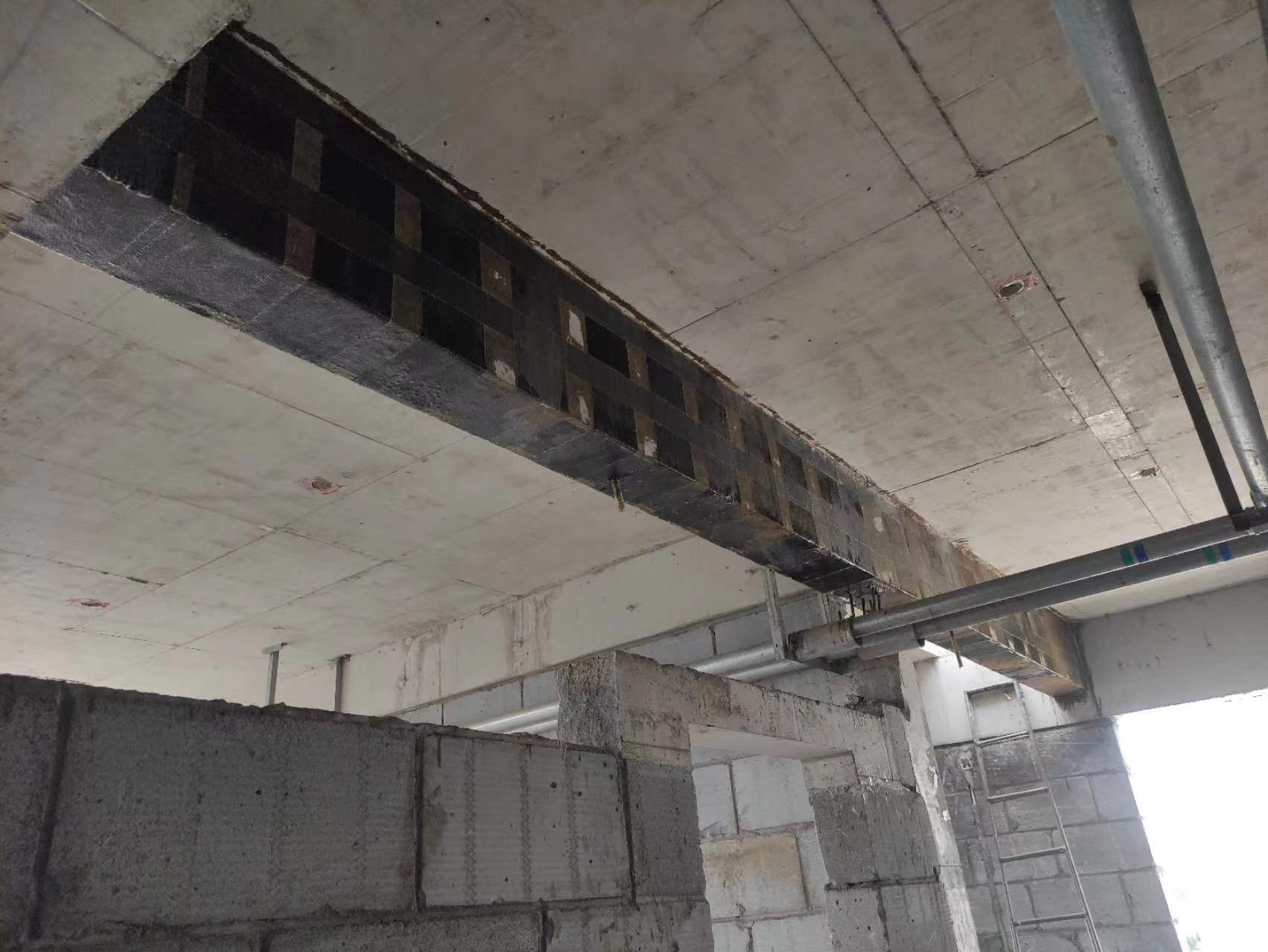 温州现浇楼板开洞运用碳纤维加固和粘钢加固